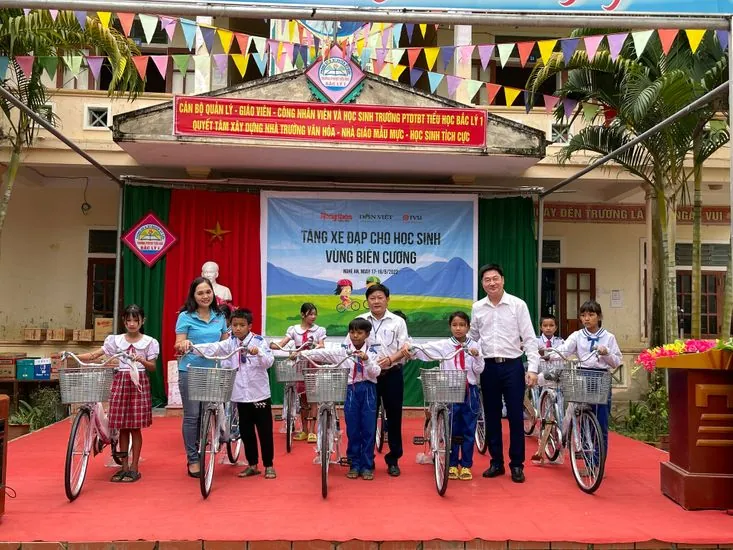 Tặng 100 xe đạp cho học sinh Nghệ An
